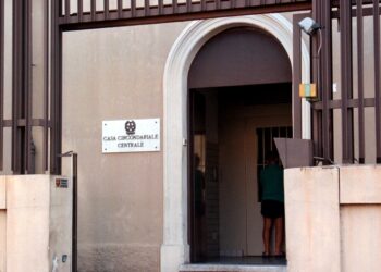 Ha aspettato che i compagni di cella uscissero per ora d'aria